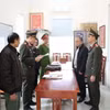 Công an đọc lệnh bắt tạm giam đối với Nguyễn Thế Hùng, nguyên Tổng Giám đốc Công ty Thăng Long. (Ảnh: TTXVN phát)