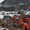 Lực lượng cứu hộ làm nhiệm vụ tại hiện trường lở đất ở thành phố Chiêu Thông, tỉnh Vân Nam, Trung Quốc. (Ảnh: THX/TTXVN)