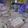 Nhân viên y tế chăm sóc em bé sơ sinh tại bệnh viện ở tỉnh An Huy, Trung Quốc. (Ảnh: AFP/TTXVN)