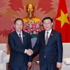 Chủ tịch Quốc hội Vương Đình Huệ tiếp Phó Chủ tịch Quốc hội Lào Chaleun Yiapaoher. (Ảnh: Nhan Sáng/TTXVN)
