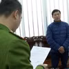 Cơ quan công an đọc lệnh khởi tố với đối tượng Đồng Minh Chính, Chủ tịch Ủy ban Nhân dân xã Thụy Trường. (Ảnh: TTXVN phát)