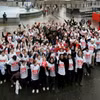 Các em học sinh tham gia cuộc tuần hành nhân ngày thế giới phòng chống AIDS (1/12) tại London, Anh. (Ảnh: AFP/TTXVN)