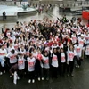 Các em học sinh tham gia cuộc tuần hành nhân ngày thế giới phòng chống AIDS (1/12) tại London, Anh. (Ảnh: AFP/TTXVN)