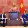 Phó Chủ tịch Quốc hội Trần Quang Phương tiếp Bộ trưởng cao cấp kiêm Bộ trưởng Điều phối An ninh Quốc gia Singapore Tiêu Chí Hiền. (Ảnh: Văn Điệp/TTXVN)