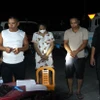 Lực lượng công an bắt các đối đối tượng trong đường dây mua, bán giấy tờ giả. (Ảnh: Tường Quang/TTXVN phát)