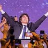 Niềm vui của ứng viên Tổng thống Argentina, Hạ nghị sỹ Javier Milei sau khi kết quả bầu cử sơ bộ được công bố tại Buenos Aires, ngày 14/8/2023. (Ảnh: AFP/TTXVN)