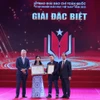 Tác giả Phạm Thị Mai, Võ Hoàng Long (Báo điện tử VietnamPlus) với tác phẩm “Thiếu giáo viên khắp cả nước - ngành giáo dục chật vật đổi mới” nhận giải Đặc biệt. (Ảnh: Hoàng Hiếu/TTXVN)