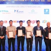 Đại diện FPT IS nhận giải thưởng. (Ảnh: FPT)