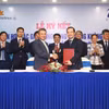 Cái 'bắt tay' của VNPT và Vietnam Airlines được kỳ vọng sẽ thúc đẩy hai doanh nghiệp đầu tàu của nền kinh tế ngày càng phát triển. (Ảnh: T.Q/Vietnam+)