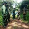 Đồn biên phòng Ia Nan (Bộ chỉ huy Bộ đội biên phòng tỉnh Gia Lai) tổ chức gặp hẹp trao đổi tình hình biên giới và trao hỗ trợ hàng hóa phòng chống COVID-19 cho lực lượng bảo vệ biên giới Campuchia. (Ảnh: Hồng Điệp/TTXVN)