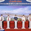 Chủ tịch Quốc hội Vương Đình Huệ và các đại biểu thực hiện nghi thức khởi công. (Ảnh: Doãn Tấn/TTXVN)