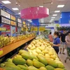 Quầy hàng nông sản trong nước được siêu thị Co.opmart Hà Đông (Hà Nội) có chương trình khuyến mại riêng. (Ảnh: Trần Việt/TTXVN)