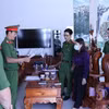 Lực lượng chức năng bắt tạm giam và khám xét nơi ở, nơi làm việc của nguyên kế toán trưởng CDC Bình Phước Nguyễn Thị Cẩm Hồng (45 tuổi, ngụ khu phố Thanh Bình, phường Tân Bình, thành phố Đồng Xoài). (Ảnh: Đậu Tất Thành/TTXVN)