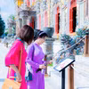 Du khách trải nghiệm tại Trạm tương tác thông minh. (Ảnh: Trung tâm Bảo tồn Di tích Cố đô Huế)