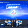 Hai đội thi giành giải Nhất cuộc thi Solve for Tomorrow. (Ảnh: Minh Sơn/Vietnam+)