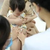 Nhân viên y tế tiêm vaccine phòng cho trẻ. (Ảnh: Minh Quyết/TTXVN) 