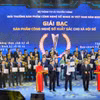 Đại diện VNPT lên nhận Giải bạc tại Giải thưởng Sản phẩm công nghệ Số Made in Vietnam 2023. (Ảnh: PV/Vietnam+)