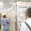 Đại biểu tham quan triển lãm. (Ảnh: Minh Quyết/TTXVN)