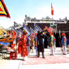 Lễ Khao lề thế lính Hoàng Sa nhằm tái hiện, khắc họa hình ảnh đội hùng binh Hoàng Sa năm xưa vâng lệnh vua dong thuyền ra đo đạc thủy trình, xác lập chủ quyền biển đảo thiêng liêng của Tổ quốc. (Ảnh: Phước Ngọc/TTXVN) 