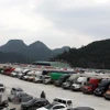Xe chờ thông quan hàng hóa tại bãi xe cửa khẩu Tân Thanh. (Ảnh: Phạm Hậu/TTXVN)