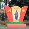 Thành phố Từ Sơn trang trí cờ hoa, biểu ngữ, khẩu hiệu tuyên truyền Kỷ niệm 110 năm Ngày sinh Tổng Bí thư Nguyễn Văn Cừ. (Ảnh: Thái Hùng/TTXVN)