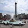 Người dân tránh nóng bên đài phun nước tại Quảng trường Trafalgar ở thủ đô London, Anh. (Ảnh: AFP/TTXVN)