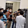 Lực lượng chức năng khám xét nơi làm việc của hai cán bộ Cục Quản lý thị trường tỉnh Đắk Nông. (Nguồn: laodong.vn)