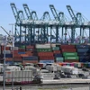 Bốc dỡ hàng hóa tại cảng Long Beach, Los Angeles, California, Mỹ. (Ảnh: AFP/TTXVN)