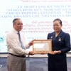 Trao Kỷ niệm chương “Vì hòa bình, hữu nghị giữa các dân tộc” của Liên hiệp các tổ chức hữu nghị Việt Nam cho bà Phimpha Keomixay, Tổng lãnh sự Lào tại Thành phố Hồ Chí Minh. (Ảnh: Xuân Khu/TTXVN)