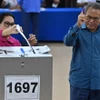 Cử tri bỏ phiếu bầu Quốc hội tại điểm bầu cử ở tỉnh Kandal, Campuchia. (Nguồn: AFP/TTXVN)