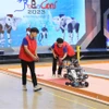 Một tình huống thi đấu giữa các đội tại Vòng Chung kết Cuộc thi Robocon Việt Nam 2023. (Ảnh: Công Luật/TTXVN)