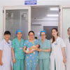 Bệnh nhi được xuất viện sau khi được các bác sỹ Trung tâm Nhi khoa, Bệnh viện Trung ương Huế được phẫu thuật 2 lần cùng điều trị nội nhi tích cực trong 39 ngày. (Ảnh: TTXVN phát)