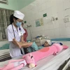 Bệnh nhi N.T.H. được theo dõi sức khỏe sau ca phẫu thuật và chờ ghép lại xương sọ tại Bệnh viện Nhi đồng Đồng Nai. (Ảnh: Lê Xuân/TTXVN)