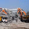 Dọn dẹp đống đổ nát sau trận động đất tại Adiyaman, Thổ Nhĩ Kỳ, ngày 18/2. (Ảnh: THX/TTXVN)