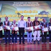 Sở Văn hóa, Thể thao và Du lịch tỉnh Kon Tum khen thưởng cho các tập thể, cá nhân có cống hiến tiêu biểu về bảo tồn, phát huy di sản không gian văn hóa cồng chiêng. (Ảnh: Khoa Chương/TTXVN)