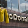 Biểu tượng của McDonald bên ngoài một nhà hàng ở Washington, DC, Mỹ. (Ảnh: AFP/TTXVN)