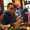 Khách hàng giao dịch vàng tại Hà Nội. (Ảnh: Đức Duy/Vietnam+)
