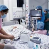 Một trong hai bệnh nhi sau khi tách rời được chuyển về Khoa Hồi sức Ngoại, Bệnh viện Nhi đồng Thành phố để tiếp tục theo dõi. (Ảnh: TTXVN phát)