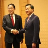 Phó Thủ tướng Chính phủ Lê Minh Khái (phải) gặp Thủ tướng Nhật Bản Kishida Fumio. (Ảnh: Nguyễn Tuyến/TTXVN)
