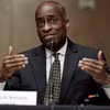Thống đốc Fed Philip Jefferson phát biểu tại phiên điều trần ở Washington, DC, Mỹ. (Ảnh: AFP/TTXVN)