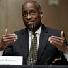 Thống đốc Fed Philip Jefferson phát biểu tại phiên điều trần ở Washington, DC, Mỹ. (Ảnh: AFP/TTXVN)