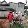 Xử lý thành công một quả bom trong vườn nhà dân. (Ảnh: TTXVN phát)