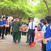 Ông Hồ Văn Niên (phải), Ủy viên Ban Chấp hành Trung ương Đảng, Bí thư tỉnh ủy tỉnh Gia Lai tiến đưa hài cốt sĩ quân tình nguyện và chuyên gia Việt Nam hy sinh ở Campuchia về với đất mẹ. (Ảnh: Quang Thái/TTXVN)
