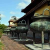Bộ Cửu đỉnh được đặt ở sân Thế Miếu, sát với Hiển Lâm Các. (Ảnh: Thanh Hà/TTXVN)