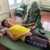 Quân y Đồn Biên phòng Cửa khẩu Cảng Gianh thăm khám sức khỏe cho ngư dân Nguyễn Văn Quang. (Ảnh: TTXVN phát)