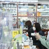 Người dân mua thuốc tại nhà thuốc. (Ảnh: Minh Quyết/TTXVN)