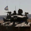 Xe quân sự Israel vượt qua cửa khẩu Shalom Kerem để vào Dải Gaza ngày 6/5. (Ảnh: THX/TTXVN)