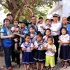 Chuẩn Đô đốc Phạm Như Xuân, Phó Tư lệnh Hải quân cùng Phó Bí thư Thành ủy Thành phố Hồ Chí Minh Nguyễn Phước Lộc và thiếu nhi trên đảo Trường Sa lớn. (Ảnh: Xuân Khu/TTXVN)