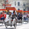 Du khách trải nghiệm du lịch bằng xích lô quanh hồ Hoàn Kiếm. (Ảnh: Minh Quyết/TTXVN)