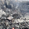 Hiện trường vụ không kích của Israel xuống thành phố Khan Yunis, Dải Gaza. (Ảnh: AFP/TTXVN)